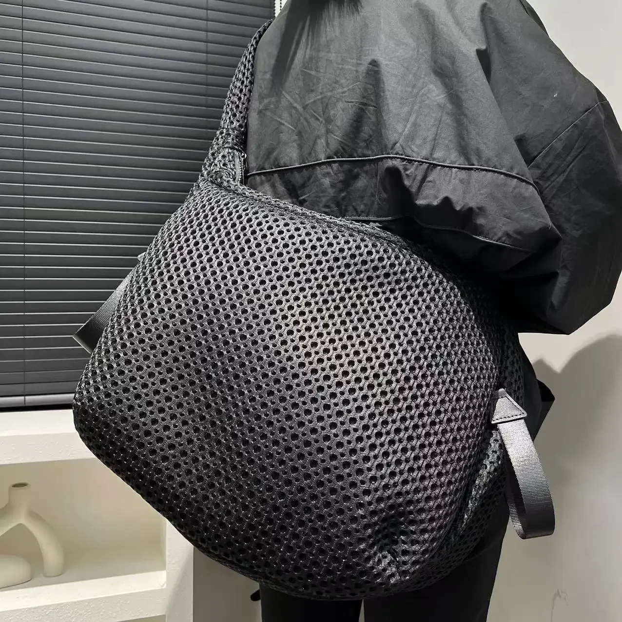 Ladies' fashionable mesh nylon lightweight diagonal cross bag with large capacity stitching casual shoulder bag