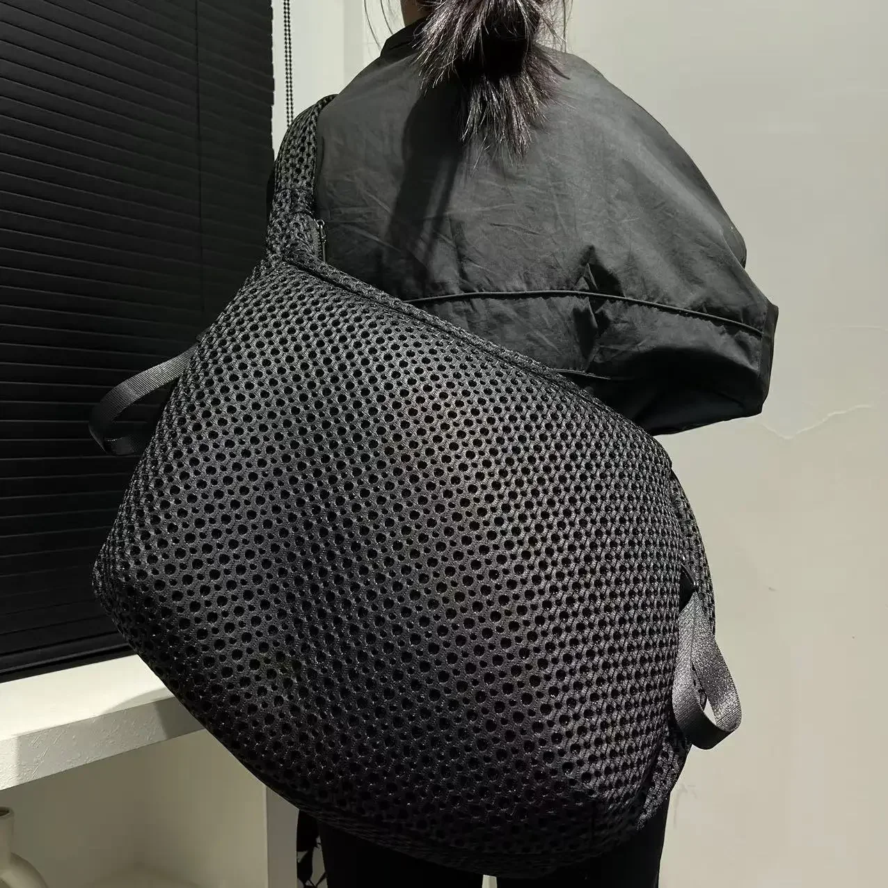 Ladies' fashionable mesh nylon lightweight diagonal cross bag with large capacity stitching casual shoulder bag