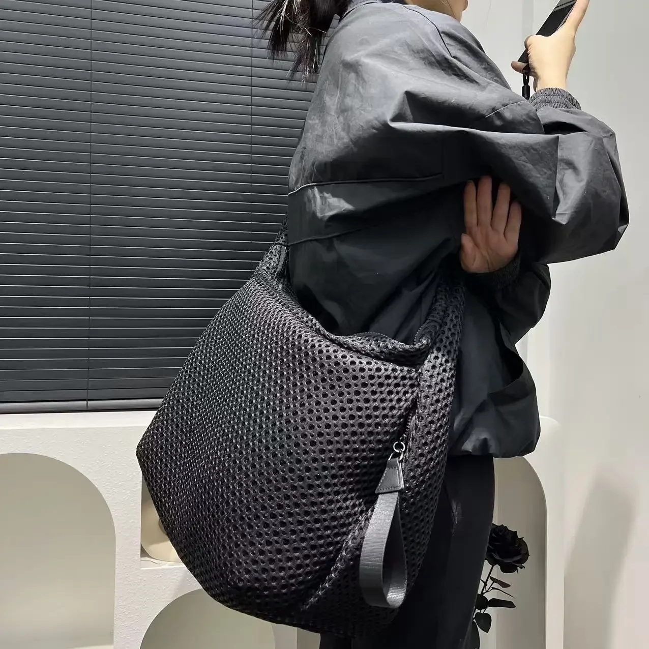 Ladies' fashionable mesh nylon lightweight diagonal cross bag with large capacity stitching casual shoulder bag