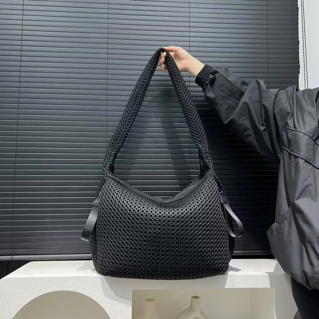 Ladies' fashionable mesh nylon lightweight diagonal cross bag with large capacity stitching casual shoulder bag