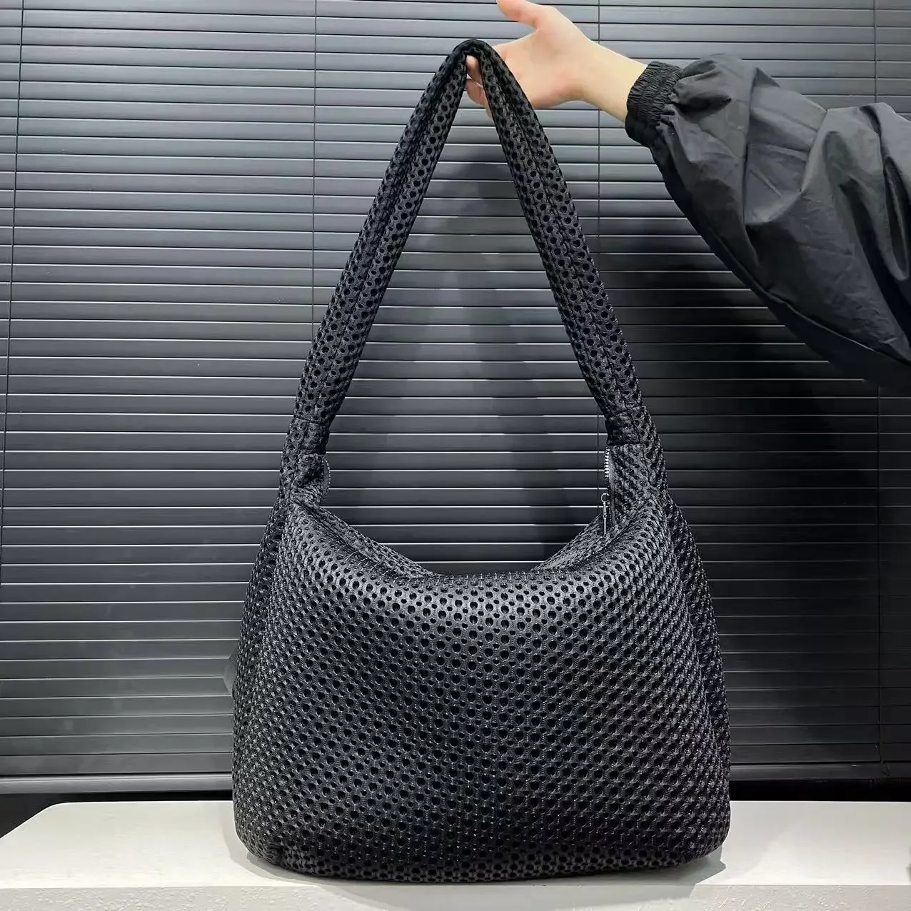 Ladies' fashionable mesh nylon lightweight diagonal cross bag with large capacity stitching casual shoulder bag